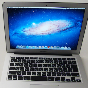 『MacBook Air(MC965J/A)』のデスクトップ画面（Mac OS X Lion）